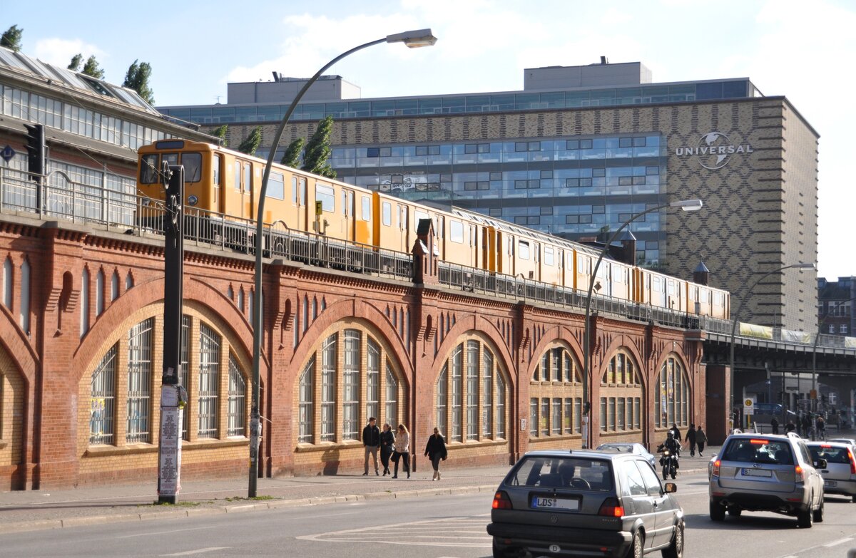 U-Bahn Berlin, Linie U 1; Fahrzeug A3 L 71 Nr.670/671 von O&K Baujahr 1973 bei der Hst Warschauer Straße in Berlin am 30.09.2013.
