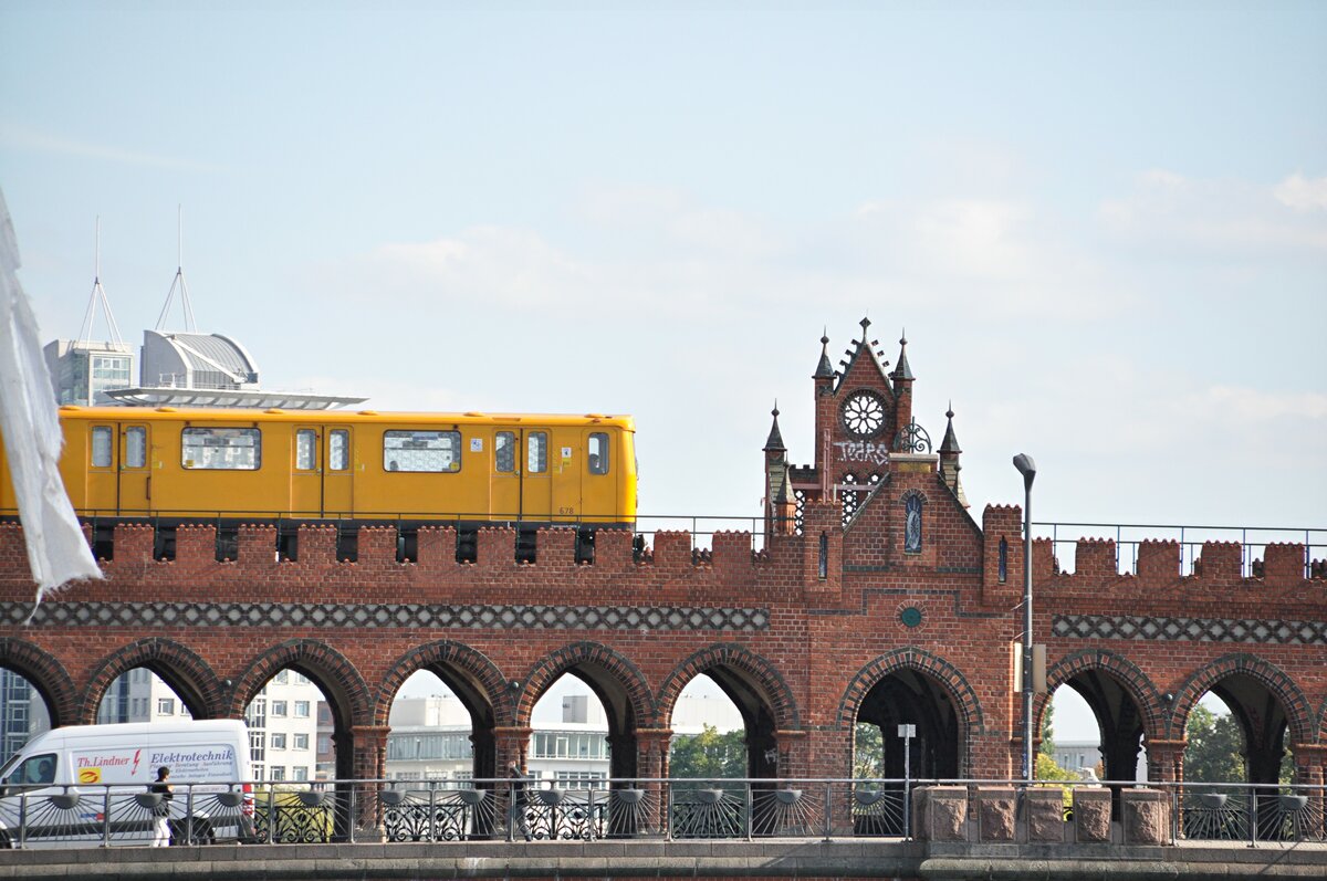 U-Bahn Berlin; linie U 1; Fahrzeug A 3 L 71 Nr. 678/679 von O&K, Baujahr 1973 auf der Oberbaumbrücke in Berlin am 30.09.2013.