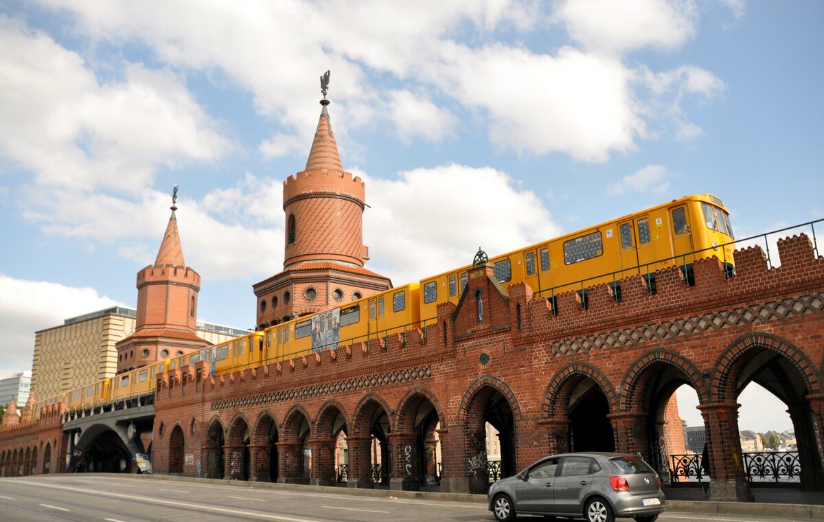 U-Bahn Berlin Linie U 1; Fahrzeug A 3 L 71 Nr.730/731 von O&K Baujahr 1972; verschrottet 2021; auf der Oberbaumbrücke in Berlin am 30.09.2013.