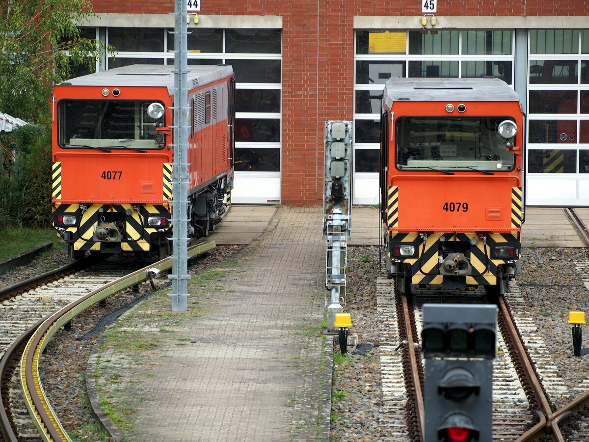 U-Bahn Berlin; Loks SD 96 Nr. 4077 und 4079 Typ 4x VELok ZR von Siemens/CKG Baujahr 1995; die Loks sind auf beiden Profilen einsetzbar; vor dem Hallentor im Betriebsgelände U-Bahn Olympiagelände Berlin am 21.10.2019. Die Aufnahmen waren von einem Fußgängersteg über das Gelände möglich.