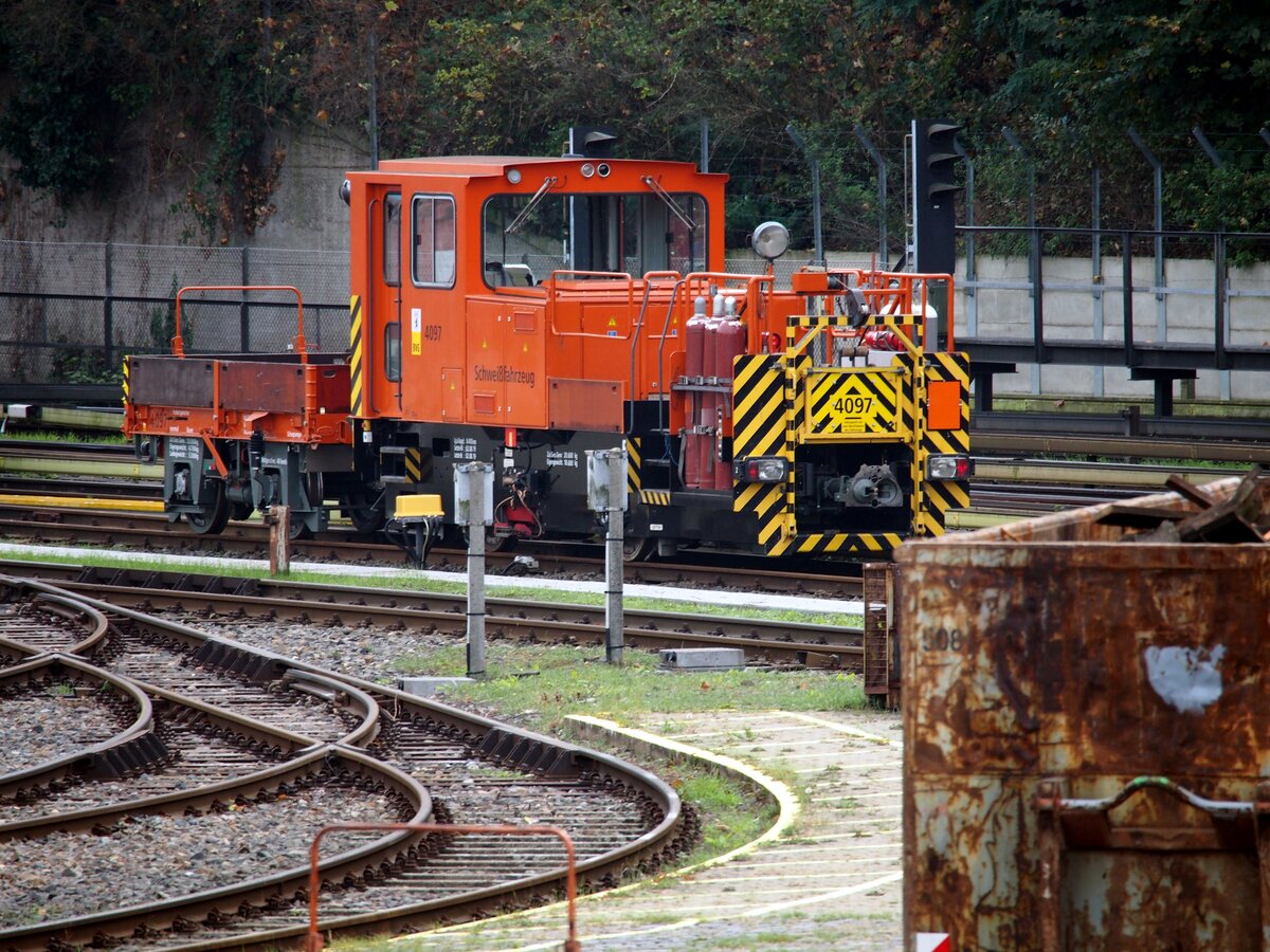 U-Bahn Berlin; Schweißzug SA 98 Nr.4079 Typ 2x ATw + 2x Lore ZR von Schalke und Waggon Union Baujahr 1995; auf beiden Profilen einsetzbar, auf dem Betriebsgelände Olympiagelände Berlin am 21.10.2019.