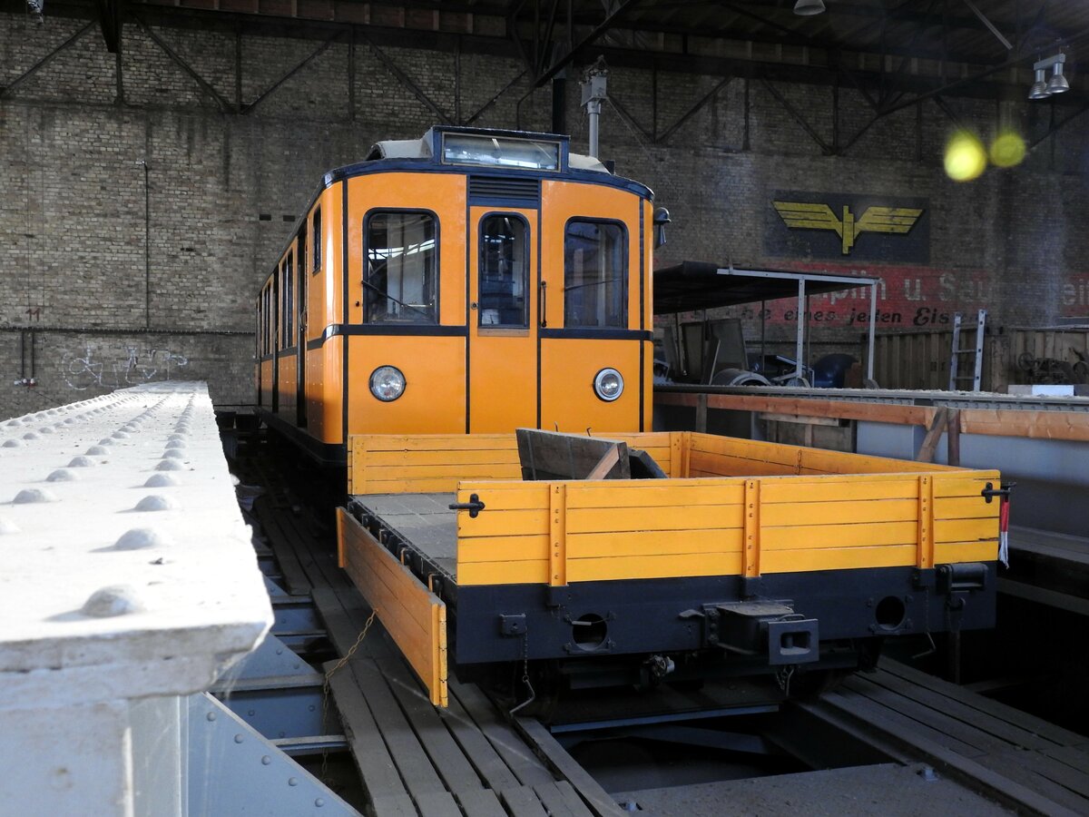 U-Bahn Fahrzeug Typ B II T 4 auf Schiebeb�hne des Naturpark S�dgel�nde Berlin, ehemals Verschiebebahnhof Tempelhofam 05.09.2018.