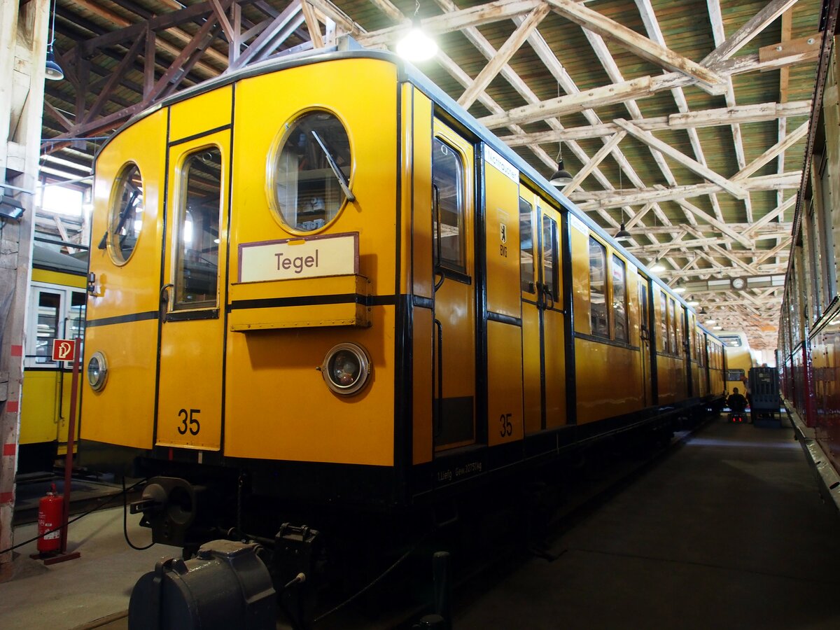 U-Bahn Typ B I T4 Nr.35 von MAN Baujahr 1927 in der Monummentenhalle des Technik Museum Berlin am 09.09.2018.