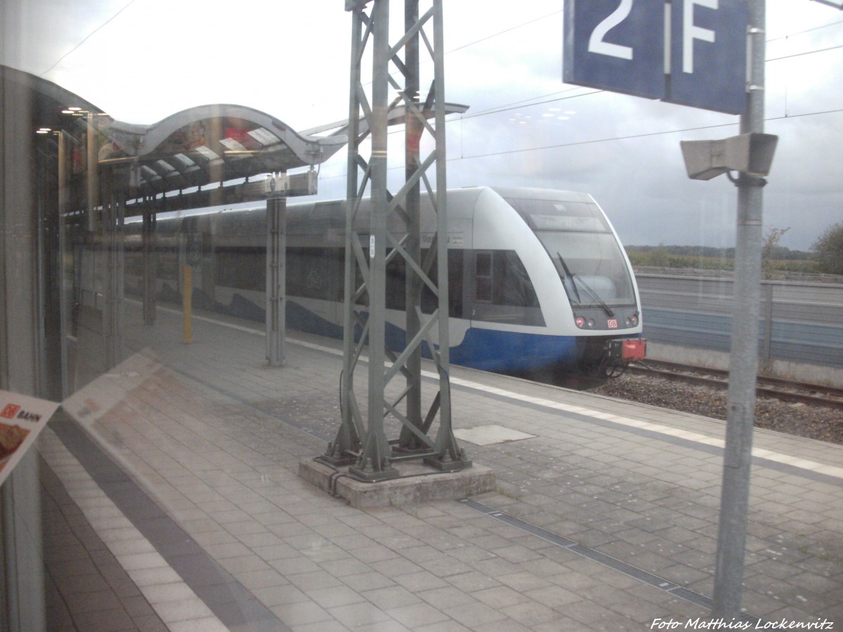 UBB GTW 2/6 wartete im Bahnhof Velgast auf Anschlussreisende vom Versp�teten IC2216 am 1.9.13