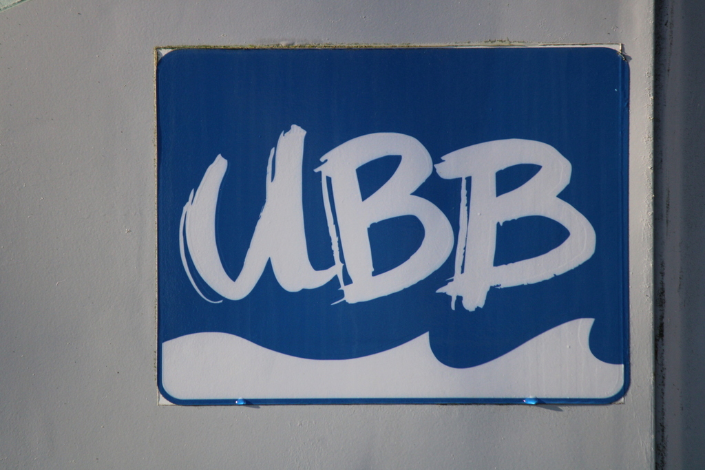UBB-Logo am Ferkeltaxi 771 007,gesehen am 09.10.2021 im Seebad Heringsdorf.