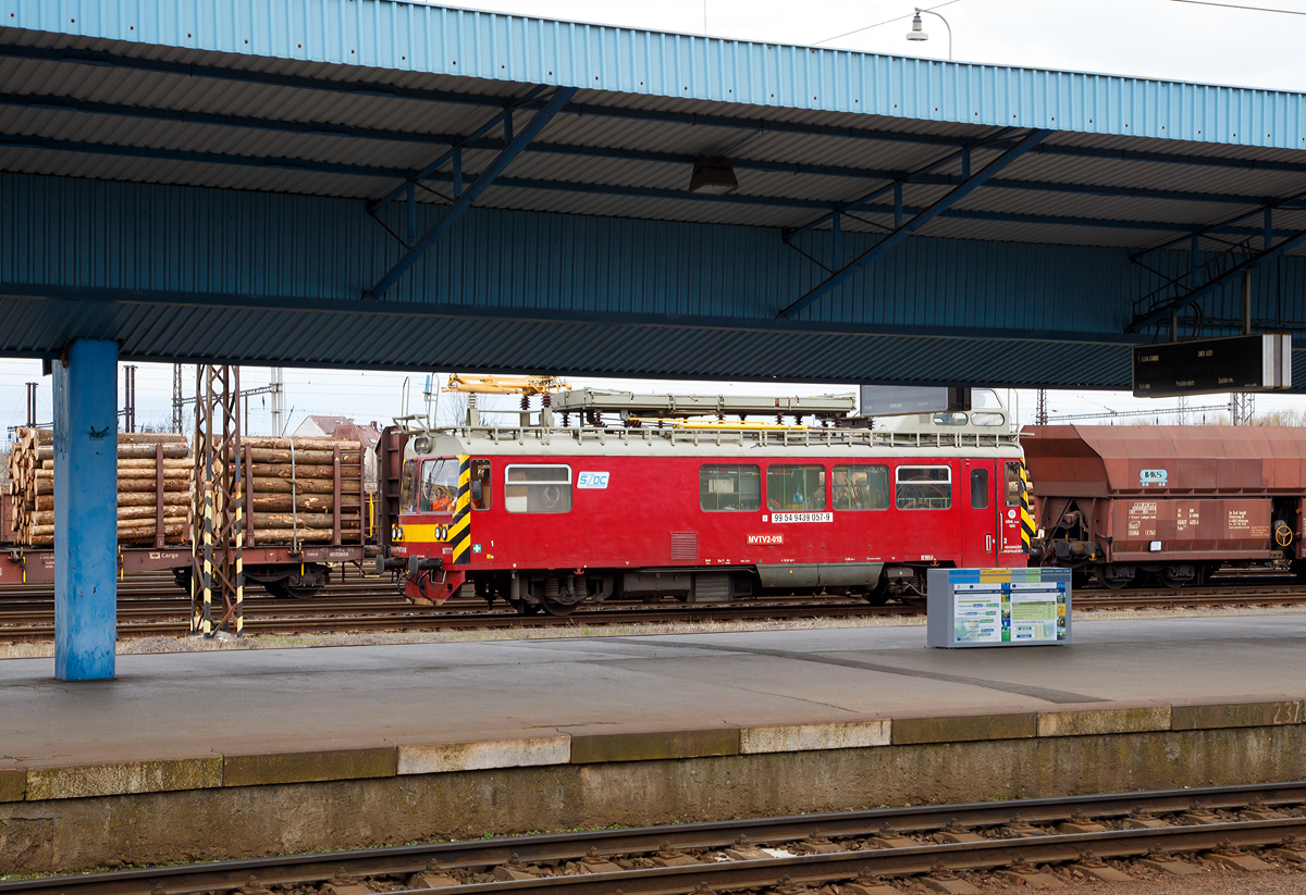 

ber die Bahnsteige hinweg kann ich ihn erwischen...

Der tschechische Turmtriebwagen MVTV 2 – 018 (99 54 9439 057-9) der SDC fhrt am 27.03.2016 durch den Bahnhof Cheb (Eger).

Auf Basis der zweiachsigen Triebwagen der Baureihe M152.0 (spter 810) wurden ab 1981 Bahndienstfahrzeuge gebaut. Die Turmtriebwagen wurden als M153.0 bezeichnet, im neuen Nummernschema bekamen sie die Baureihenbezeichnung 892. Heutzutage werden diese als MVTV 2 (in Tschechien) bzw. MVTV02 (in der Slowakei) bezeichnet.

Technische Daten:
Hersteller:  Vagonka Studenka
Baujahre 1981 bis 1992 (dieser 1983)
Hergestellte Stck  112 
Spurweite: 1.435 mm (Normalspur)
Achsformel:  1'A' 
Lnge ber Puffer:  13.970 mm
Leergewicht:  23,5  t
Hchstgeschwindigkeit: 80 km/h
Motor:  LIAZ ML 634, ein 6-Zylinder-Reihendieselmotor mit Direkteinspritzung
Installierte Leistung:  155 kW
Anfahrzugkraft:  29 kN
Drehzahl: 600 bis 2.150 U/min
Kraftbertragung:  hydromechanisch (Dieselmotor auf Hydrogetriebe ber Gelenkwelle auf das Achsgetriebe)
Hydrogetriebe: Praga 2M70
Achsgetriebe: NKR 16


SDC - Sprva elezničn dopravn cesty (deutsch: Verwaltung der Eisenbahn-Verkehrswege) ist das staatliche Eisenbahninfrastrukturunternehmen in Tschechien. Die SDC ist als staatliche Organisation  der Betreiber und Eigentmer aller Eisenbahnstrecken in tschechischem Staatsbesitz. Die Gesellschaft entstand am 1. Januar 2003 durch Abspaltung von der staatlichen Eisenbahngesellschaft Česk drhy (ČD).