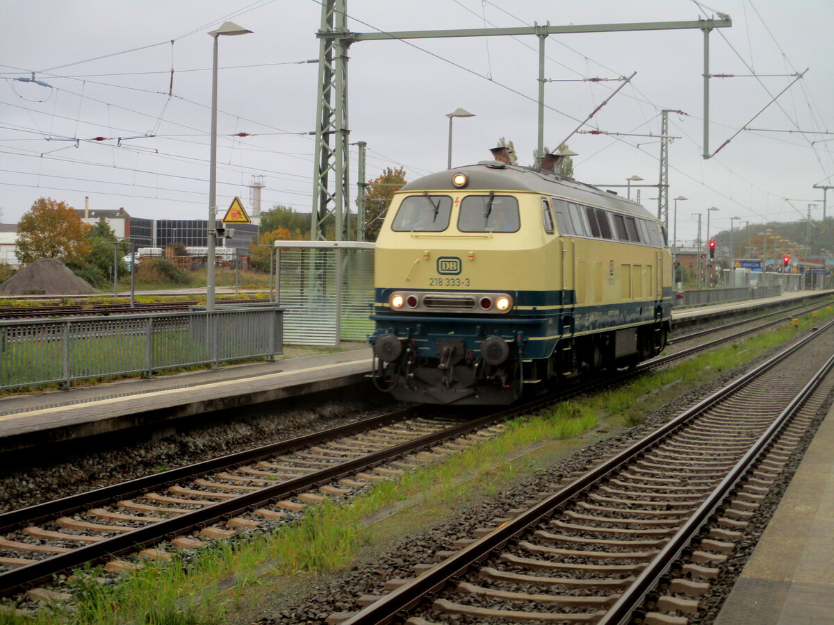 �ber das Hauptgleis wendete die PRESS 218 333,am 18.Oktober 2026,in Bergen/R�gen.