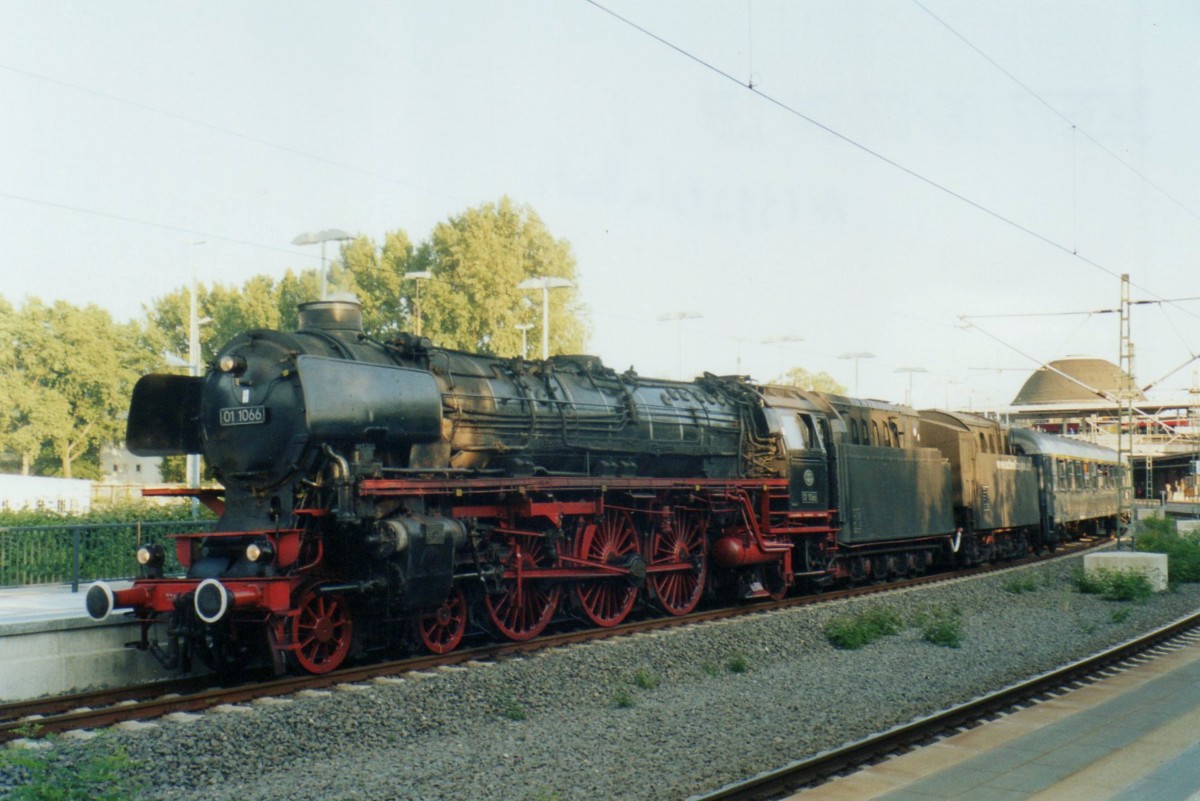 �berraschung in K�ln-deutz am 28.Mai 2005: 01 1066 der UEF treft mit Sonderzug aus den Bodensee-Region ein.