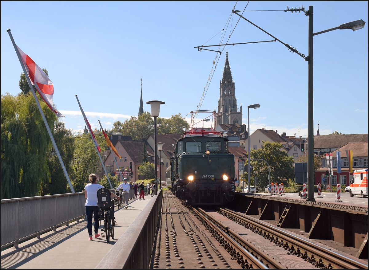 Überraschung. Leider viel zu spät für ein vernünftiges Licht begaben sich die beiden Krokodile auf die Reise mit E 94 088 an der Spitze. Hier auf der Rheinbrücke. September 2019.