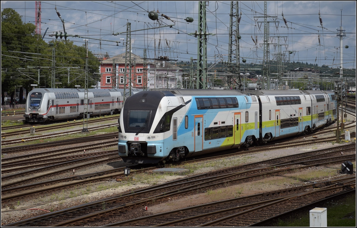 Überraschung in Singen. Es wird offensichtlich Ernst mit den Westbahn-Kiss auf der Gäubahn. 93 85 4110 012-0 CH-DB fährt von Schaffhausen nach Singen ein. August 2020. Im Hintergrund fährt der Twindexx IC2 Richtung Stuttgart aus.