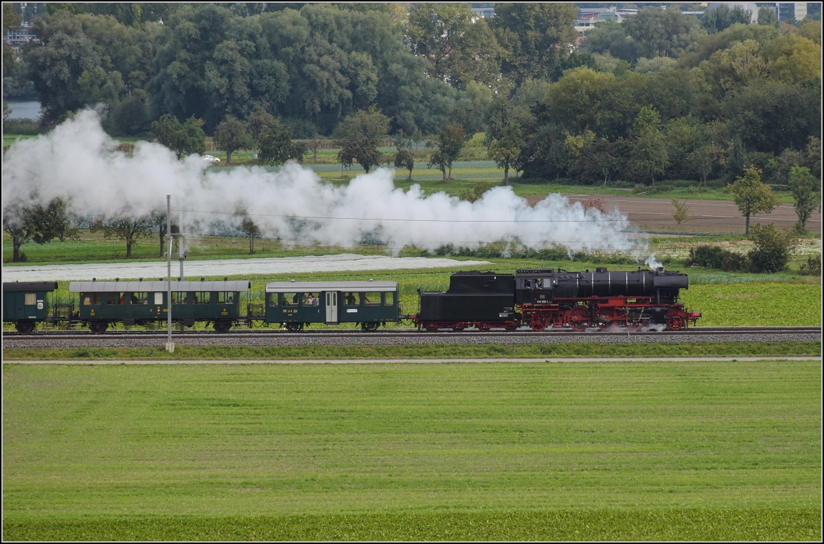 Uferdampffahrten mit Aushilfskraft 23 058.

Bei diesem wilden angehängten Sammelsurium runzelt selbst eine erfahrene Personenzuglok wie die 23 058 die Stirn. Tägerwilen, September 2021.