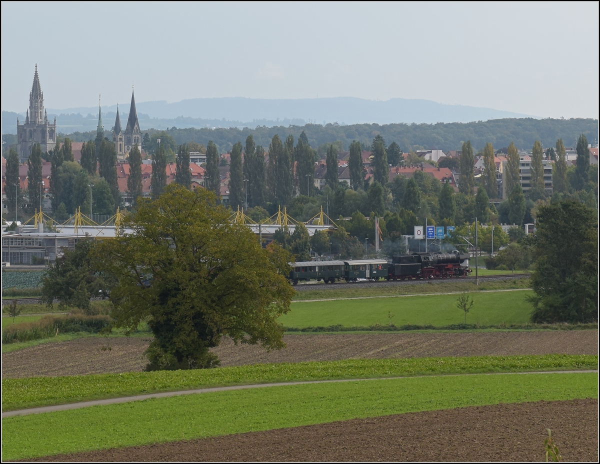 Uferdampffahrten mit Aushilfskraft 23 058.

Vor der Kulisse von Konstanz entschwindet der Museumszug richtung Obersee. Tägerwilen, September 2021.