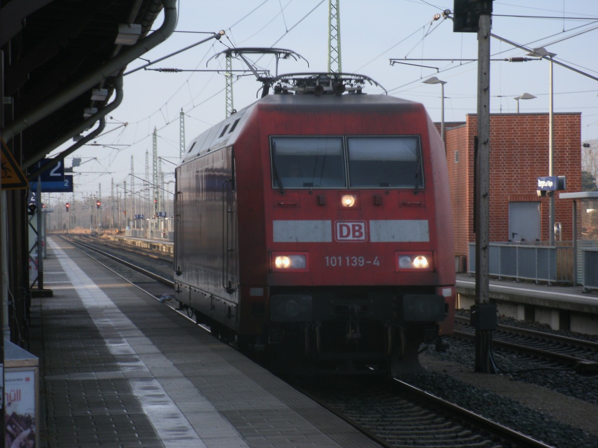 Um am 08.Februar 2014 den EC 379 Binz-Brno zubespannen kam 101 139 als Lz von Stralsund durch Bergen/Rügen.