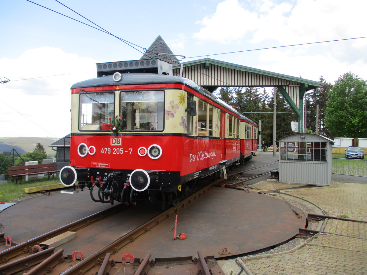 Um an den Bahnsteig zukommen mußte 479 205 und 479 201,am 27.Mai 2020,in Lichtenhain über die Drehscheibe fahren.