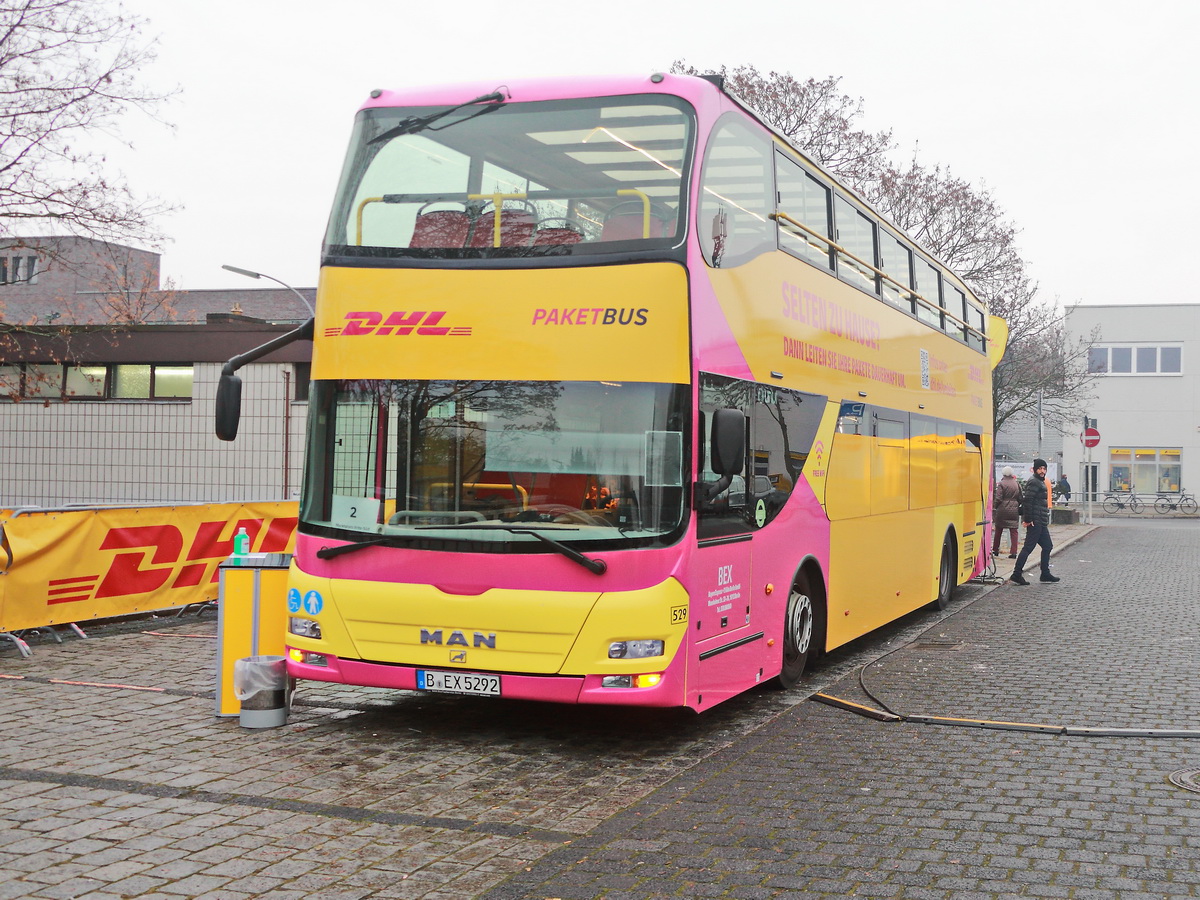 Um dem steigenden Andrang auf Postfilialen rund um die Weihnachtszeit auch in Coronazeiten sicher begegnen zu k�nnen, setzt DHL in Berlin jetzt auf sogenannte Paketbusse. Hier ein MAN Lions City am 09. Dezember 2020 auf den Marktplatz Britz-S�d in Berlin.