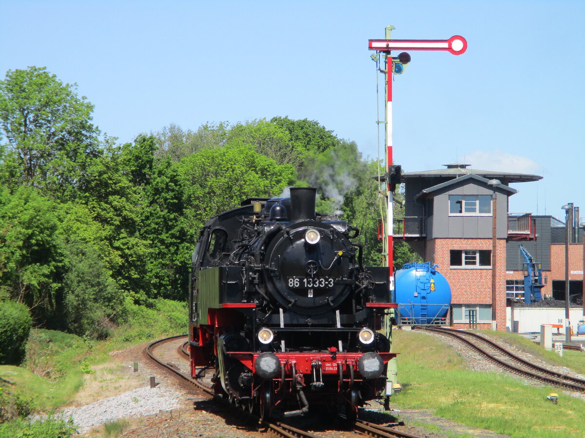 Um in die Einsatzstelle Putbus zugelangen,mu�te die 86 1333 am Ausfahrsignal warten,bis die Weiche gestellt wurde.Aufgenommen am 27.Mai 2026.