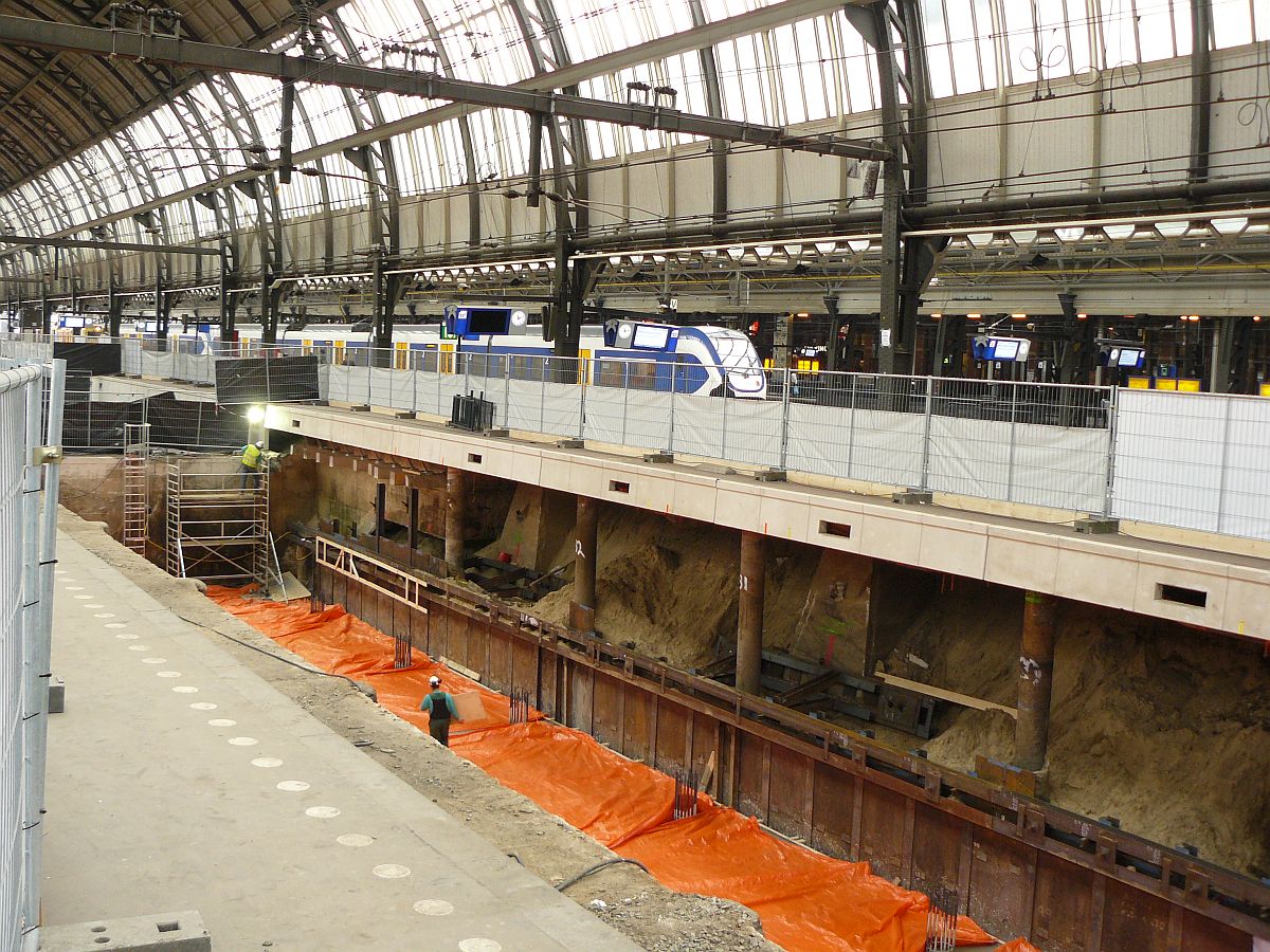 Umbau Gleis 11, 12 en 13 Amsterdam Centraal Station 16-02-2012.

Aanleg nieuwe reizigerstunnel onder spoor 11, 12 en 13 Amsterdam Centraal Station 16-02-2012.