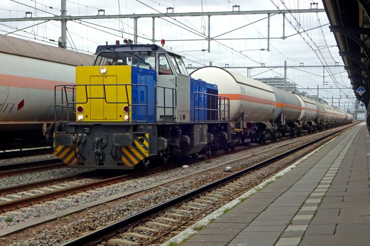 Umgeleiteter Gaskesselwagenzug mit CapTrain 2275 714/1506  steht am 14 April 2020 in Nijmegen. Dieser Zug wurde wegen bauarbeiten �ber Nijmegen umgeleitet und soll in Nijmegen der Gegenzug abwarten, den mit ein TRAXX aus die Richtung Vlissingen und Tilburg kommt. Nach gegenseitige Lokwechsel verfolgen die beide Z�ge deren Weg.