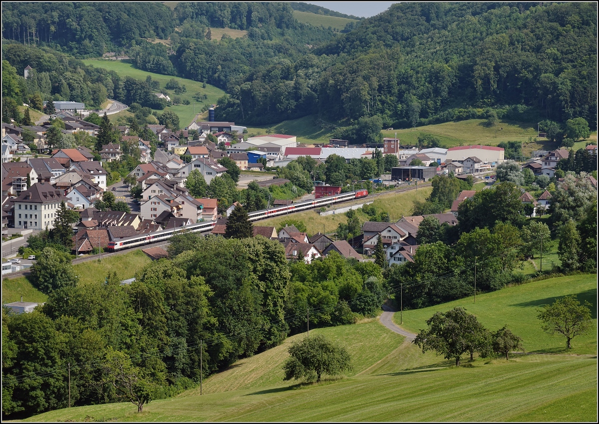 Umleiterverkehr auf dem Läufelfingerli. Ein IC hat in Läufelfingen gerade den Hauensteintunnel verlassen. Juli 2018.