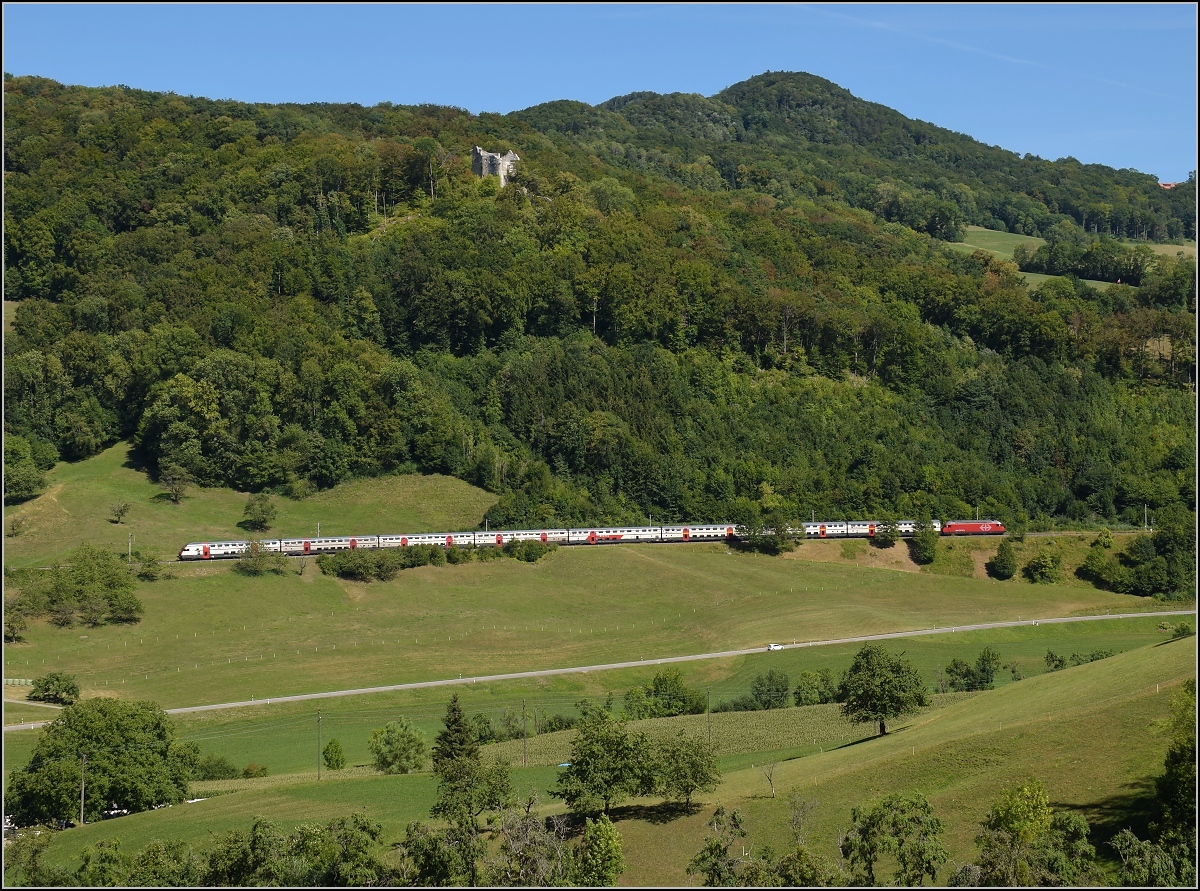 Umleiterverkehr auf dem Läufelfingerli. Ein IC mit Bahn 2000-Dostos vor der Homburg und dem Wisenberg. Katzbach, August 2018.