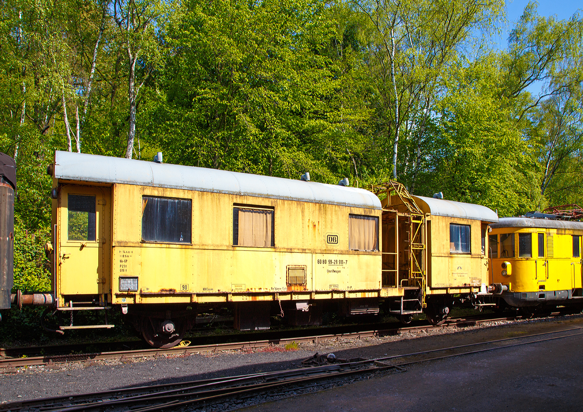 
Umrißwagen 746 (Umrißmesswagen Bauart 746)  ex Deutsche Bundesbahn 60 80 99-29 911-7, ex DB 6203 Essen, ex DB 2789, ex DRB 27897,  am 30.04.2017 im Eisenbahnmuseum Bochum-Dahlhausen.

Die Eisenbahn muß neben den täglichen „„normalen“ Transportaufgaben auch außergewöhnliche Sendungen mit Lademaßüberschreitungen befördern. Eine solche Überschreitung tritt ein, wenn ein Ladegut.in seiner Höhe und/oder Breite das Lichtraumproﬁl überschreitet. Damit sichergestellt wird, daß bei diesen Transporten feststehende Bauwerke wie z.B. Brücken, Stellwerke oder Signale passiert werden können, muß vor der Fahrt der Abstand vom Gleis zu diesen Hindernissen ausgemessen werden. Da derartige Transporte mit Lademaßüberschreitungen durchaus häufiger vorkommen, lohnt der Einsatz eines eigenen Umrißmesswagens für diesen Zweck. Dazu wurde ein ausgedienter Personenwagen (wie hier eine Donnerbüchse Bi29-1) so umgebaut, daß in dem Ausschnitt des ehemaligen Fahrgastraumes Meßgeräte angebracht wurden. Diese werden bei der Meßfahrt auf die entsprechende Lademaßüberschreitung der Sendung eingestellt und prüfen, ob die Vorbeifahrt an Hindernissen ohne Probleme möglich ist.

Neben dem Bereich für die Meßgeräte ist im Inneren ein Werkstattraum, ein Meßraum und ein Aufenthaltsraum mit Übernachtungsmöglichkeit eingerichtet. 

Für den hier ausgestellten Umrißmesswagen fand einPersonenwagen 2. Klasse der Bauart Bi-29 Verwendung, der von der Deutschen Reichbahn-Gesellschaft (DRG) ab 1929 in Dienst gestellt wurde. Bis Ende der 1960er. Jahre standen diese Fahrzeuge im Personenzugdienst im ln- und Ausland im Einsatz. Zahlreiche Wagen wurden nach Außerdienststellung in Bahndienstwagen oder Bauzugwagen umgebaut.

TECHNISCHE DATEN:
Spurweite: 1.435 mm
Anzahl der Achsen: 2
Umbaujahr: 1965
Länge über Puffer : 14.400 mm
Achsabstand: 8.500 mm
Eigengewicht: 21,1  t 
Höchstgeschwindigkeit : 90 km/h
