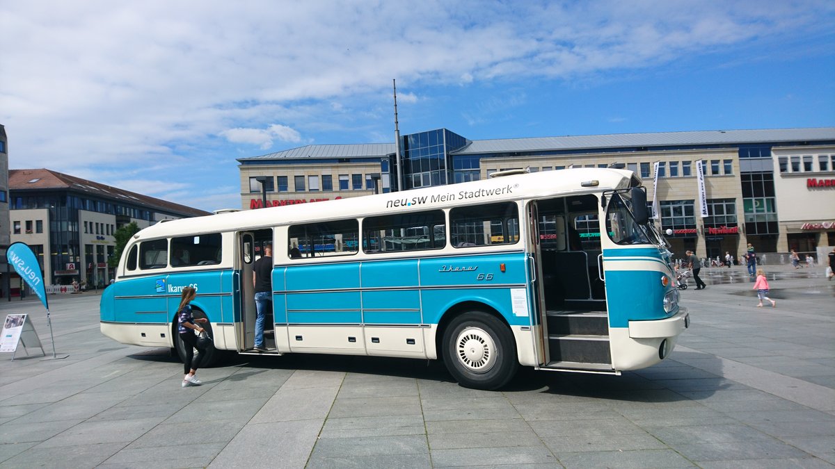 ...und auch mal was ganz besonderes der Oltimer der Stadtwerke NB SW 66 H den Ikarus 66 den man sich mieten kann f�r Feste oder sonstiges