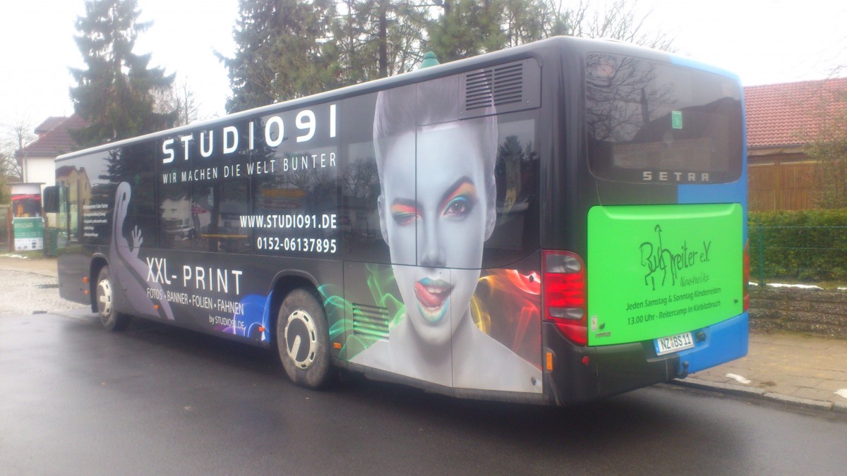 ...und auch dieser Setra der in Neustrelitz im Stadtbus-Verkehr eingesetzt wird von B.B. Reisen wovon jeder Seite eine andere Werbung aufgebracht wurde 
