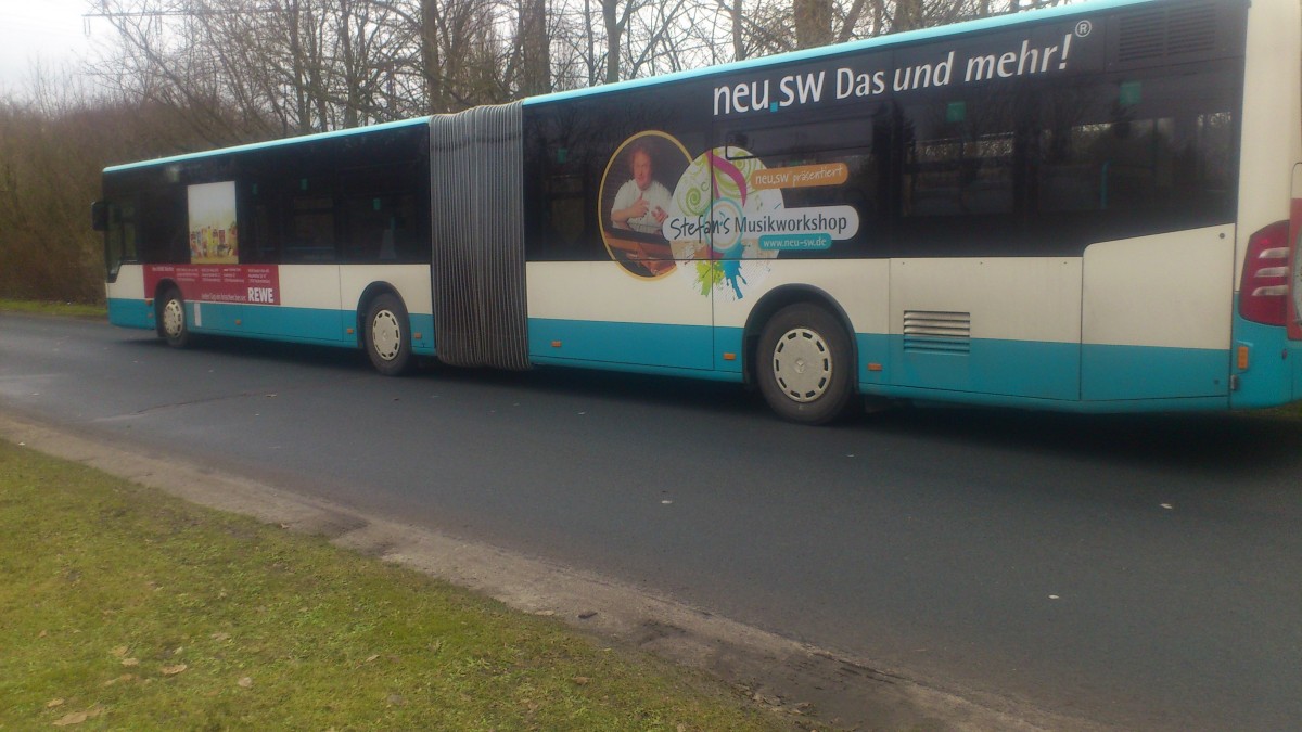 ...und dann auch noch mal dieser Citaro NB SW 580 mit seiner Werbung fr die Rewe-Supermrkte der Stadt.....und fr Stefan's Musikworkshop

....das ist dann auch einer der ltesten Mercedes die im Fuhrpark der Stadtwerke im Moment zu sehen ist....