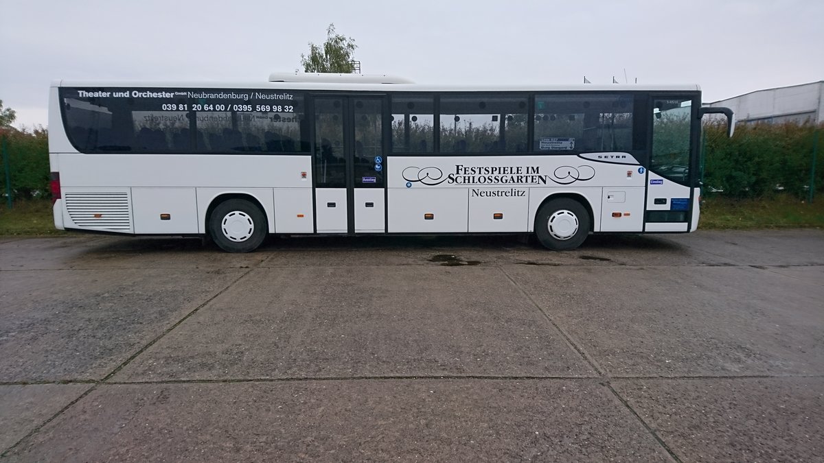 .....und mit Werbung f�r die Festspiele im Schlossgarten in Neustrelitz sind auf diesen Setra zusehen 