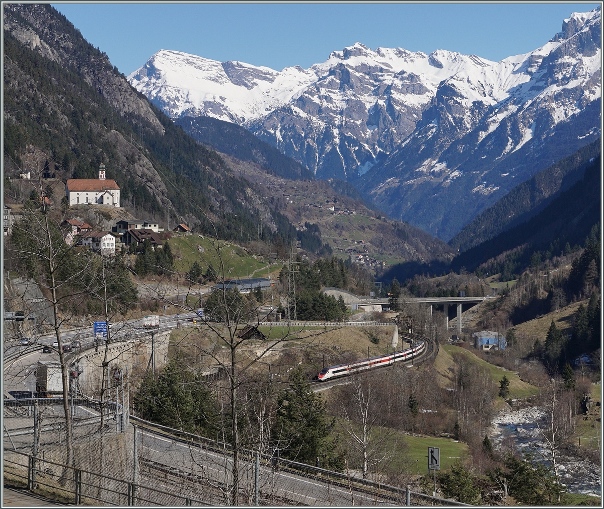 Und nochmals der SBB RABe 503 als EC 12 von Milano nach Zürich bei der bekannten Kirche von Wassen. 
17. März 2016