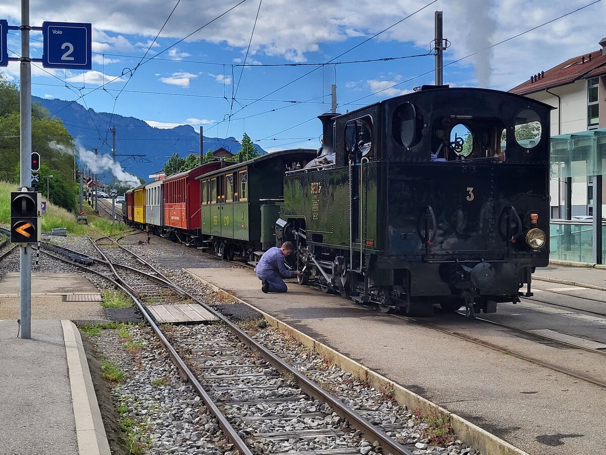 Und schon beginnt der dritte (und letzte) Tag des Dampffestival der Blonay-Chamby Bahn...

Die BFD HG 3/4 N° 3 wird während des Aufenthaltes in Blonay vor de Abfahrt nach Vevey nochmals kontrolliert. 

20.Mai 2024