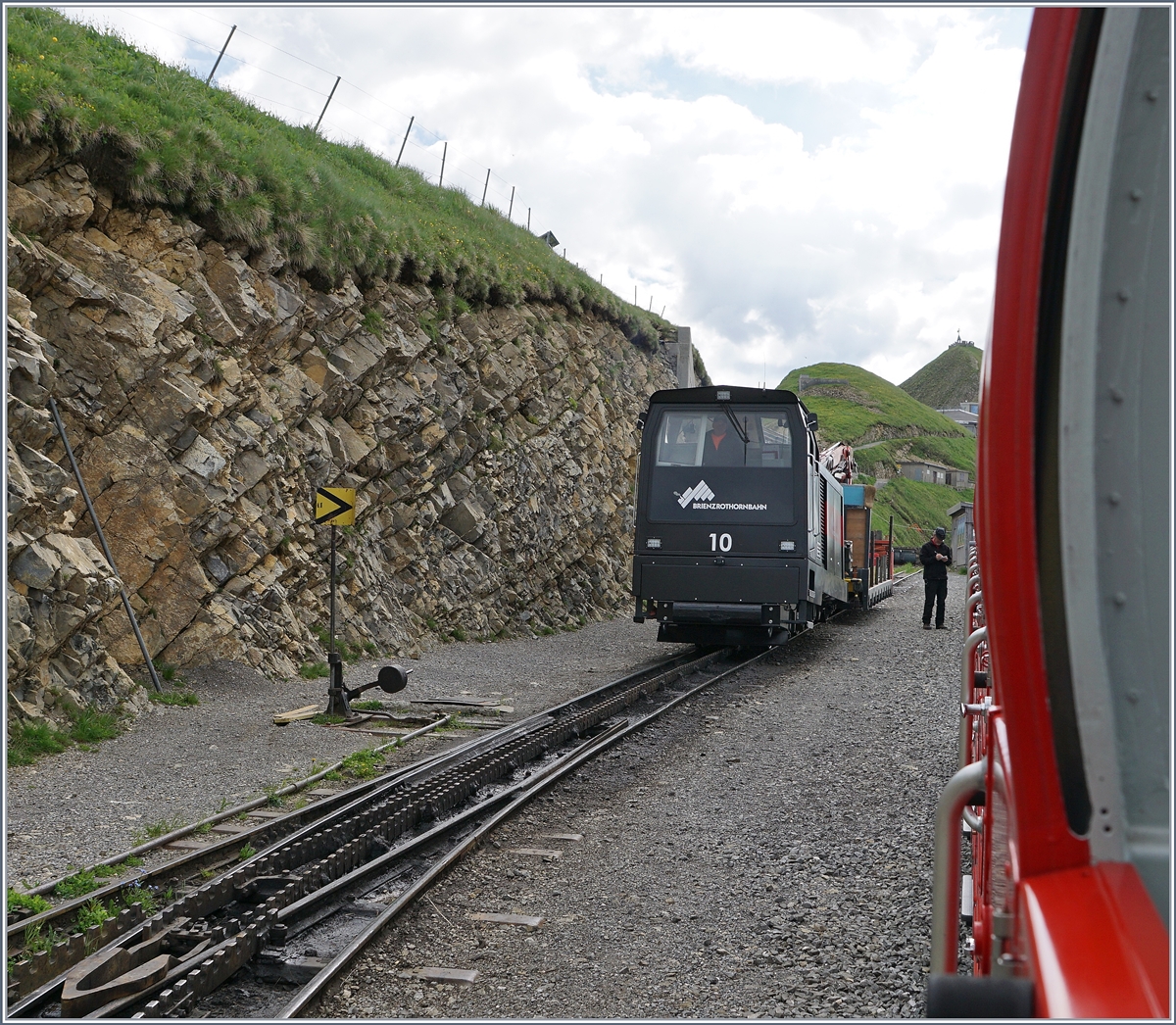 Unser Zug fhrt bereits Tal wrts, unmittelbar danach folgt der  Versorgungszug  mit der Hm 2/2 10. 
8 Juli 2016