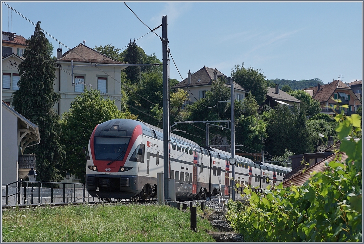 Unter dem Titel  Sommerfahrplan  wurde dem Publikum einschneidende Betriebsbeschränkungen schmackhaft gemacht, eine davon betraf die komplette Streckenerneuerung Puidoux - Lausanne auf der wichtigen Hauptstrecke Lausanne - Bern, so dass ein Ersatzkonzept mit Züge via  Train de Vignes  Strecke angeboten wurde. Die Züge Genève - Vevey - Fribourg wurden von KISS RABE 511 gefahren. 

Der SBB RABe 511 019 erreicht Chexbres Village.

10. Juli 2018