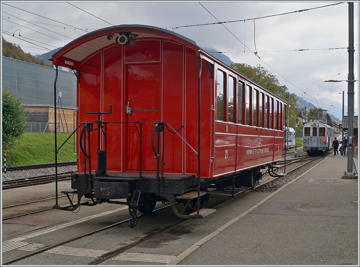 Unter  Schlierenwagen  versteht man in der Regel was anders. als ein solcher 2-Achers. Doch dieser Wagen wurde 1902 von den SWS gebaut und als BC 21 an die CEV geliefert; nun bei der Blonay-Chamby Bahn fährt der Wagen weiterhin auf seine gewohnten Gleisen. 

Blonay, den 17. Okt. 2020