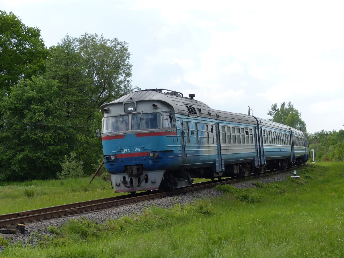 UZ dieseltriebzug DR1A-194 als Nahverkehrszug nach Rava Ruska. Bahnbergang Lavrykiv, Ukraine 26-05-2017.

UZ dieseltreinstel DR1A-194 als stoptrein naar Rava Ruska. Overweg Lavrykiv, Oekrane 26-05-2017.