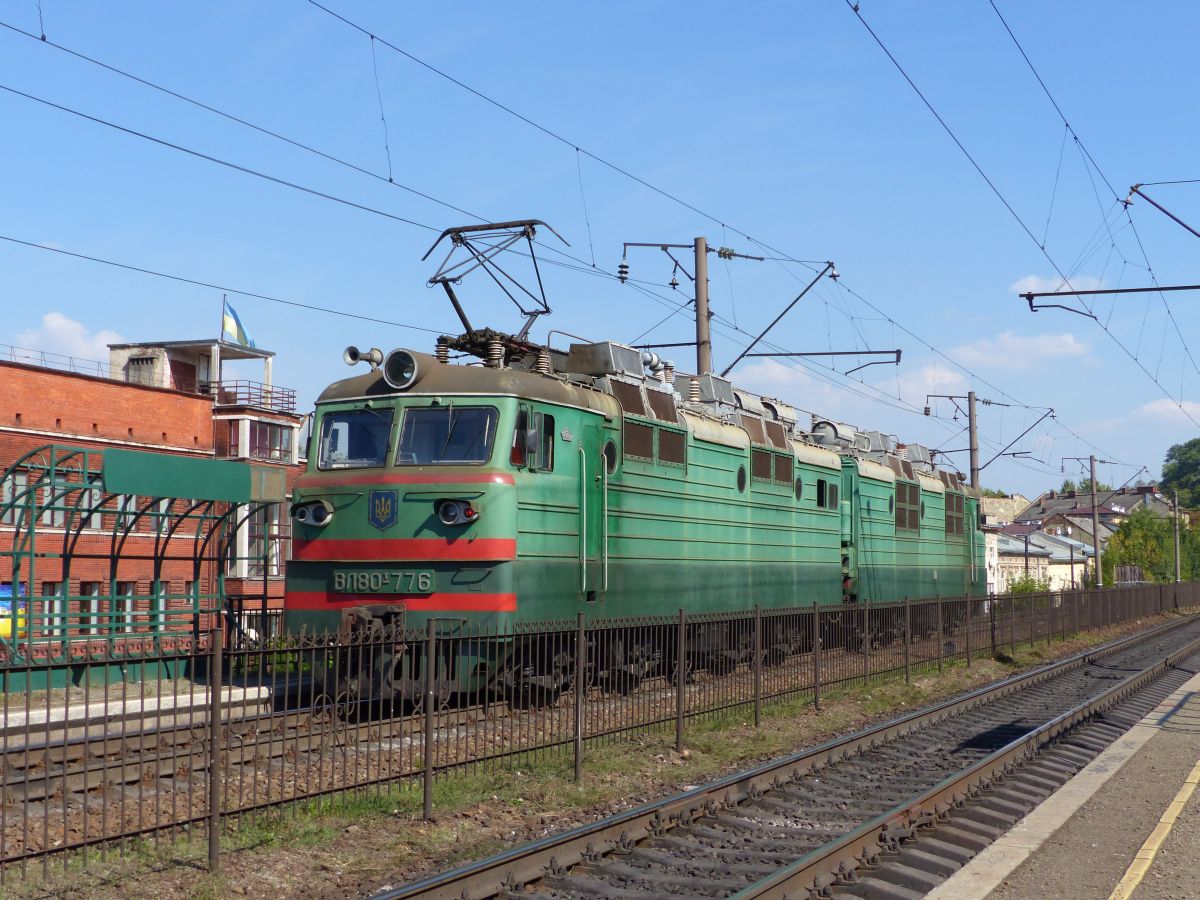 UZ loc VL80-776 bei geschlossen Haltestelle an der Prospekt Viacheslava Chornovola, Lviv 08-09-2016.

UZ loc VL80-776 bij de gesloten halte bij de Prospekt Viacheslava Chornovola, Lviv 08-09-2016.

