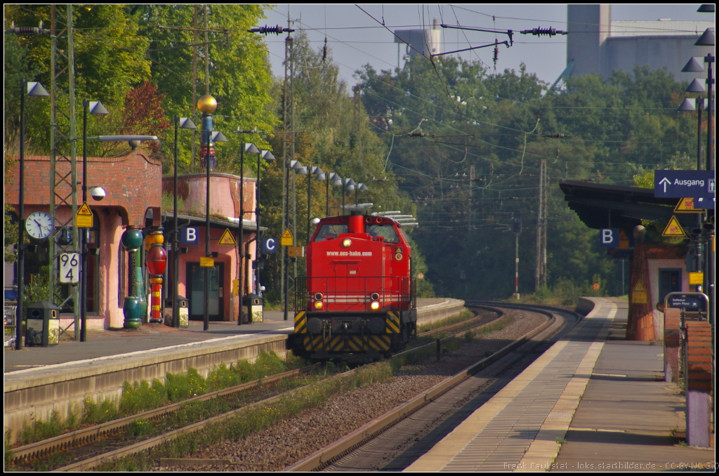 V 100 293 der SES Bahn dieselte gem�tlich am 05.09.2014 durch den Bahnhof Uelzen

Leider wurde die Lok von einem Richtung Hamburg fahrenden Zug auf meiner H�he verdeckt, so das nur vermutet werden kann das es sich um die angegebene Lok handelt. Bei der SES Bahn sollen angeblich nur zwei Loks im Einsatz sein. Vielleicht hat jemand die Lok am gleichen Tag an freier Stelle fotografieren k�nnen und hat die Nummer?