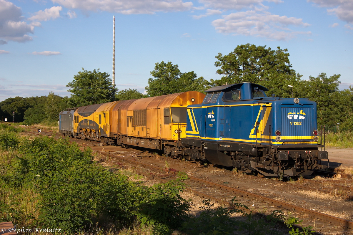 V 1252 (212 322-2) evb Logistik stand mit einem Schienenschleifzug 97 32 959 0158-9 der Firma Stahlberg Roensch in Rathenow abgestellt. Hinten hing noch die Siemens Vectron E-Lok 193 804-2. 15.06.2014 