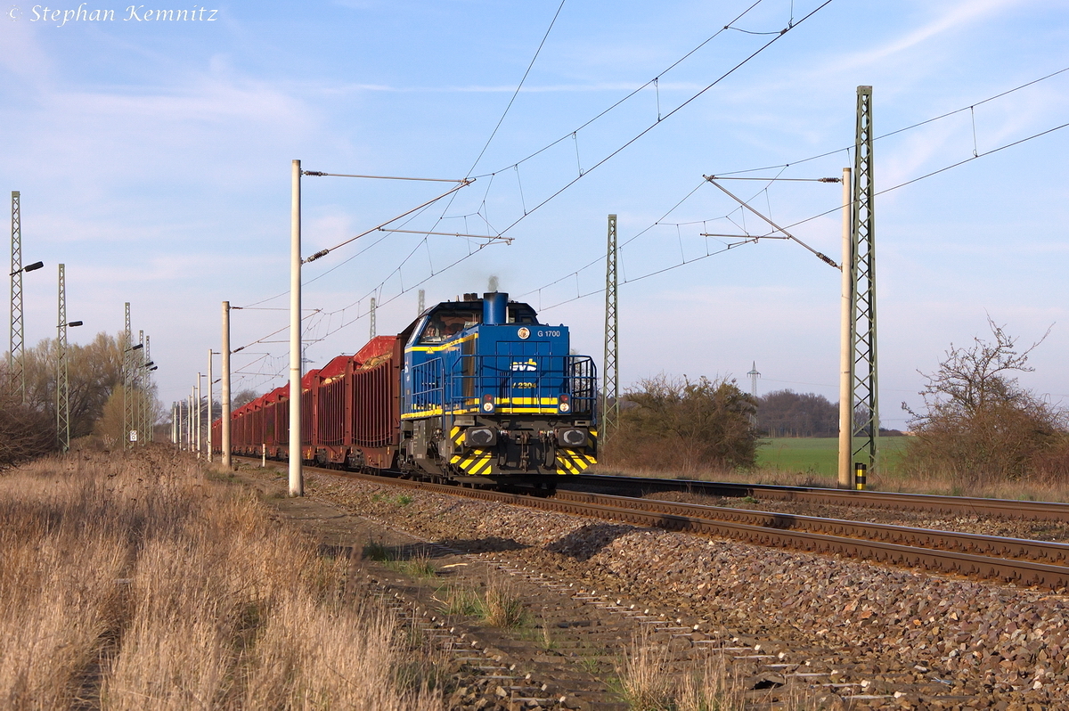 V 2304 (277 404-0) evb Logistik mit einem Holzzug in Demker und fuhr in Richtung Magdeburg weiter. 20.03.2014 