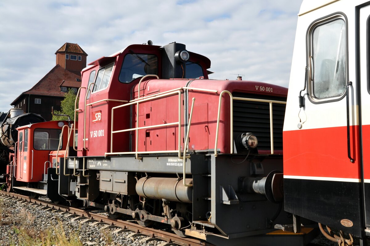 V 50 001 der Schw�bischen Albbahn in M�nsingen am 17.09.2016. Daten der Lok: Erbauer Krauss-Maffei; Fabrik Nr.18356; Baujahr 1957; Typ ML 500 C; Bauart C-dh; Leistung 500 PS; Vmax 58 km/h; L�p 8,4m; Dienstgewicht 52 t.