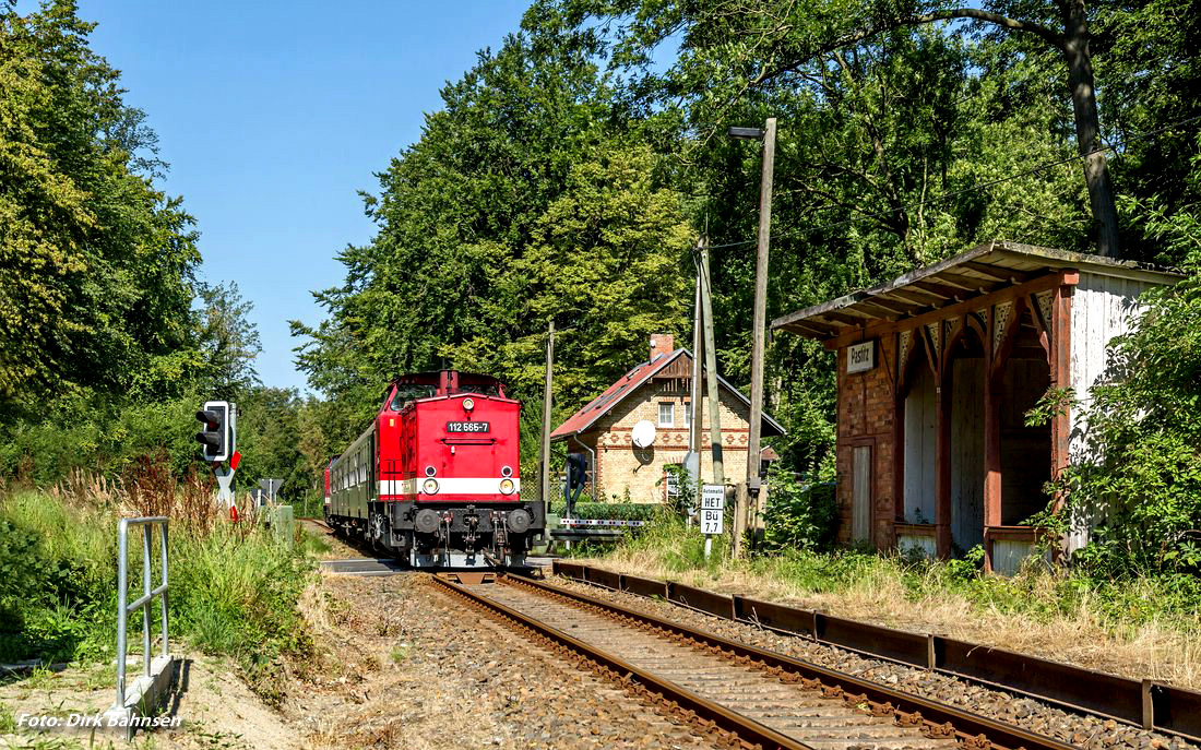 V100-Planeinsatz auf R�gen (2)... Bei sch�nstem Wetter erfolgte am vergangenen Wochenende (22./23.08.2015) der planm��ige Einsatz von 112 565-7 und 112 703-4 auf der Strecke von Bergen nach Lauterbach Mole. Am ehemaligen Haltepunkt Pastitz schien die Zeit stehen geblieben zu sein, als die Garnitur diesen in der Mittagszeit durcheilte. Lediglich die neue B�-Sicherungstechnik und das kleine Gitter (links) holte mich optisch in die Gegenwart zur�ck...
