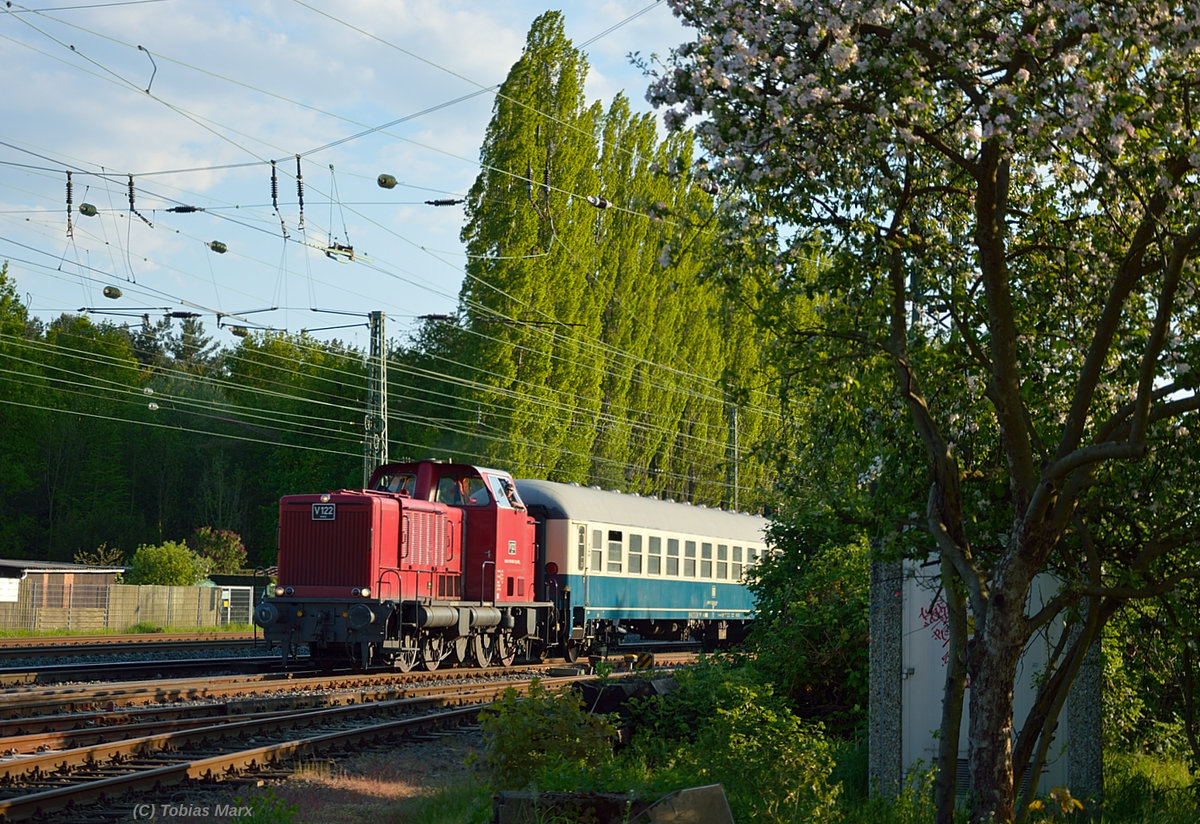 V122 bei der Einfahrt mit dem Leerzug vom letzten  Hbf-Pendel  in Darmstadt-Kranichstein am 06.05.2016