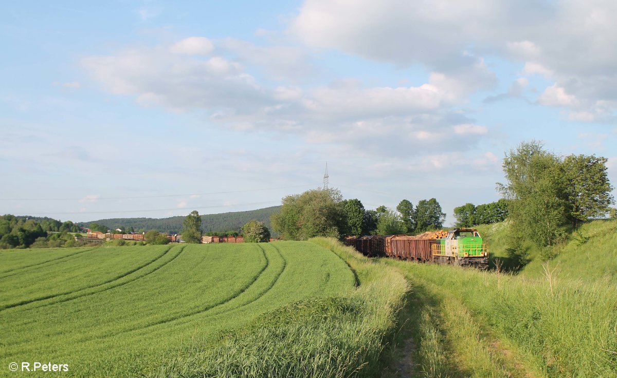 V1700.03 alias 277 004 zieht bei Brand bei Marktredwitz ein Holzzug aus Cheb nach Wiesau. 31.05.17