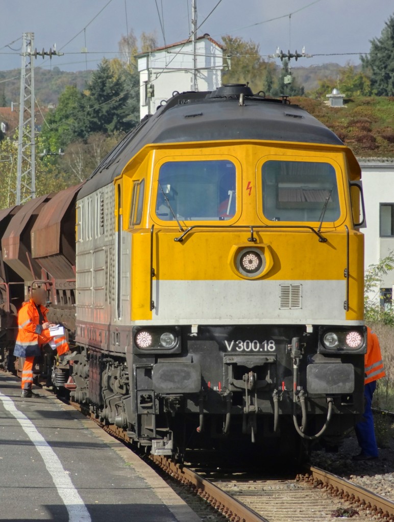V300.18 stand am 21.10.2014 mit einem Güterzug in Haßfurt.
