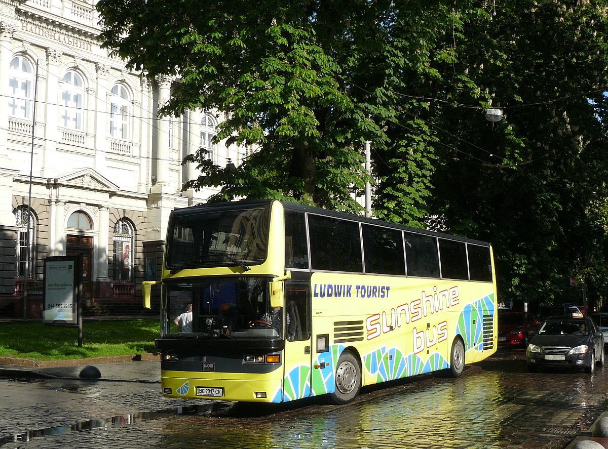 Van Hool EOS Reisebus Prospekt Svobody, Lviv 16-05-2014.

Van Hool EOS reisbus Prospekt Svobody, Lviv 16-05-2014.