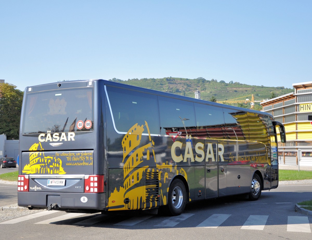 VAN HOOL T915 ALICRON von C�SAR / Wien im September 2013 in Krems unterwegs.