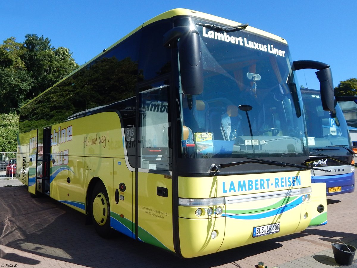 Van Hool T915 von Lambert-Reisen aus Deutschland im Stadthafen Sassnitz. 