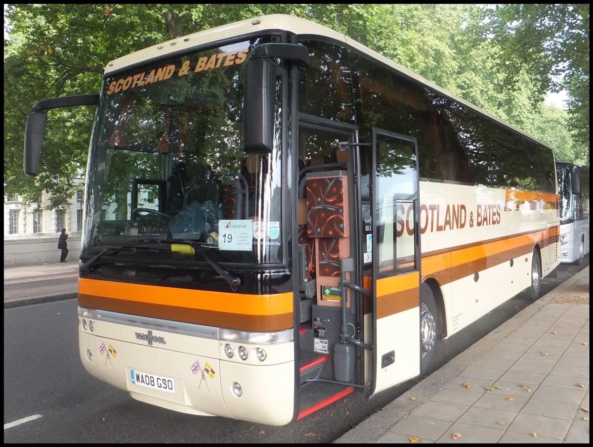 Van Hool T915 von Scotland & Bates aus England in London.