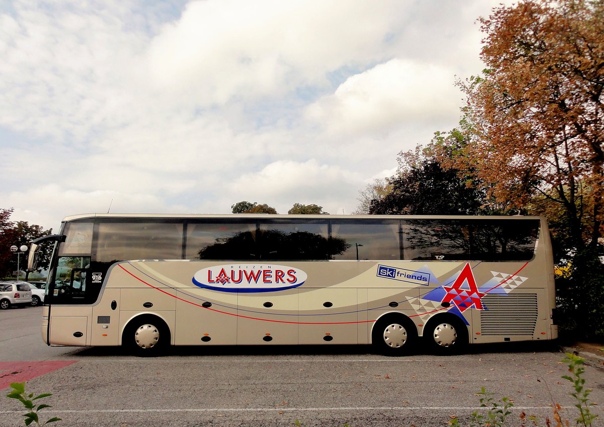 Van Hool T916 Astron von Lauwers Reisen aus Belgien in Krems gesehen.