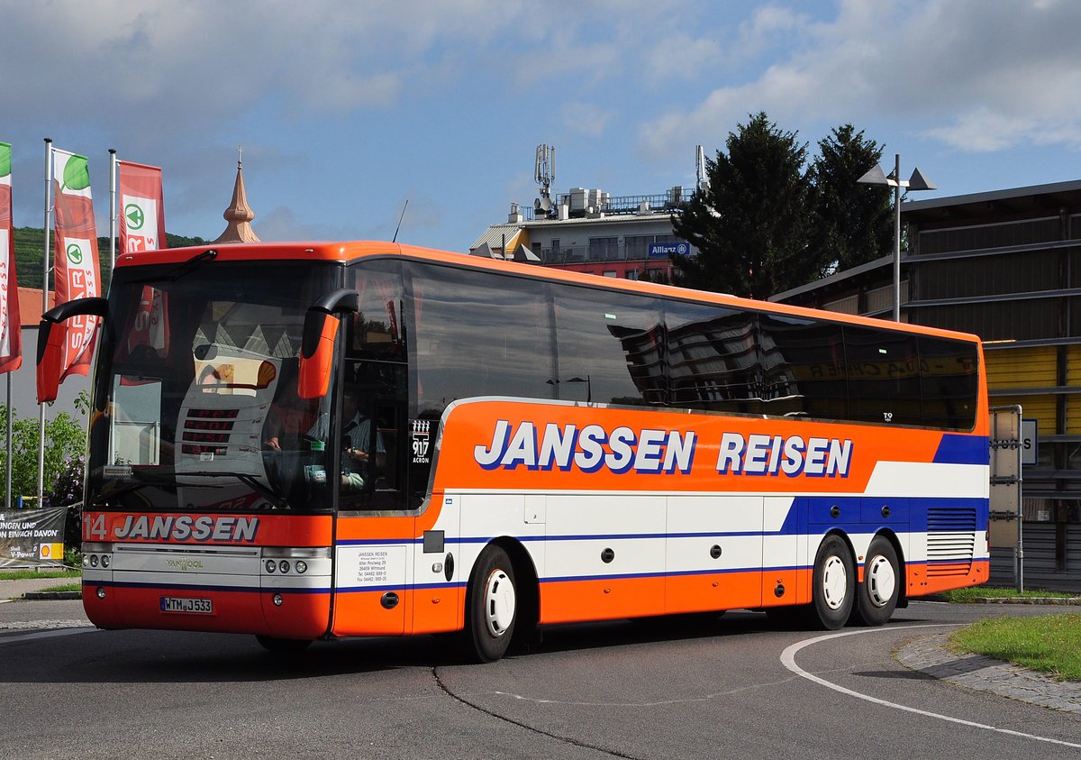 Van Hool T917 Acron von Janssen Reisen aus der BRD in Krems gesehen.